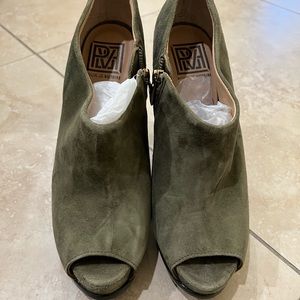 Pour la Victoire green suede boots